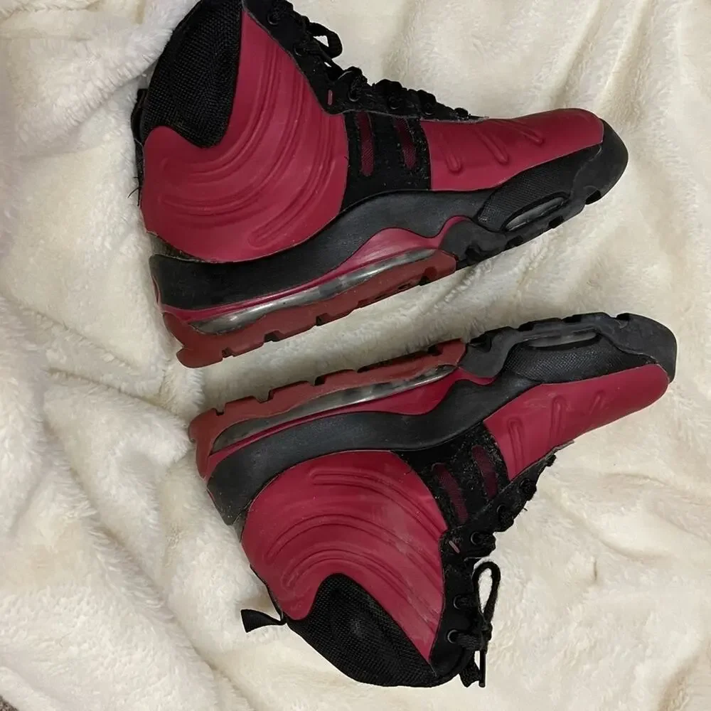 Nike Air Max Boys Burgundy and Black Boots Size 5.5 Youth